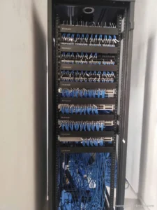 Tủ rack 42U lắp patch panel Cat6, thanh quản lý cáp và switch, cáp đánh nhãn từng cổng – Trường Thịnh Telecom thi công