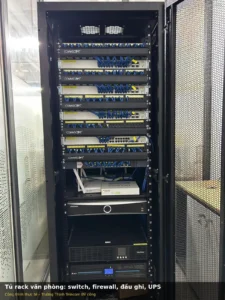Tủ rack văn phòng với switch Aruba, patch panel CommScope, firewall FortiGate, đầu ghi Hikvision và UPS