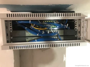 Tủ rack treo tường mở cửa: switch và dây nhảy mạng sau khi sắp xếp lại – Trường Thịnh Telecom